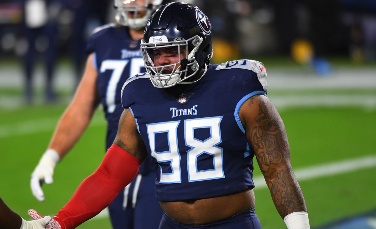 Tennessee Titans defensive tackle Jeffrey Simmons (98) runs onto the field  before an NFL football game against the Cincinnati Bengals Sunday, Nov. 27,  2022, in Nashville, Tenn. (AP Photo/Mark Zaleski Stock Photo - Alamy