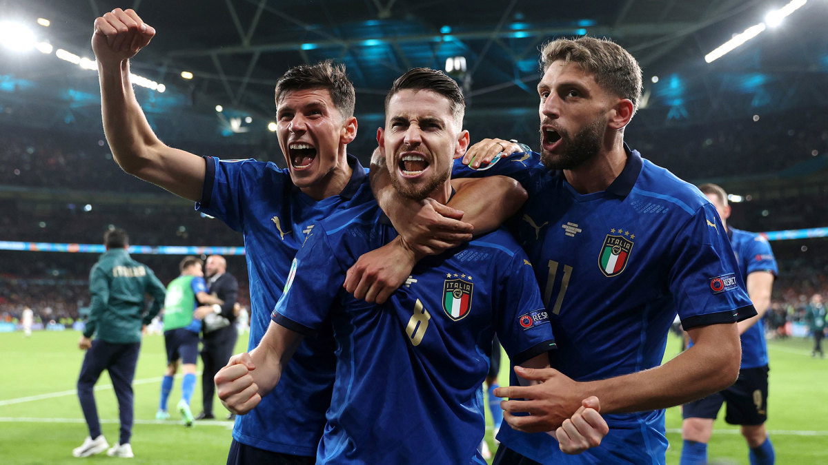  The image shows the Italy team celebrating a goal against Spain during a soccer match.
