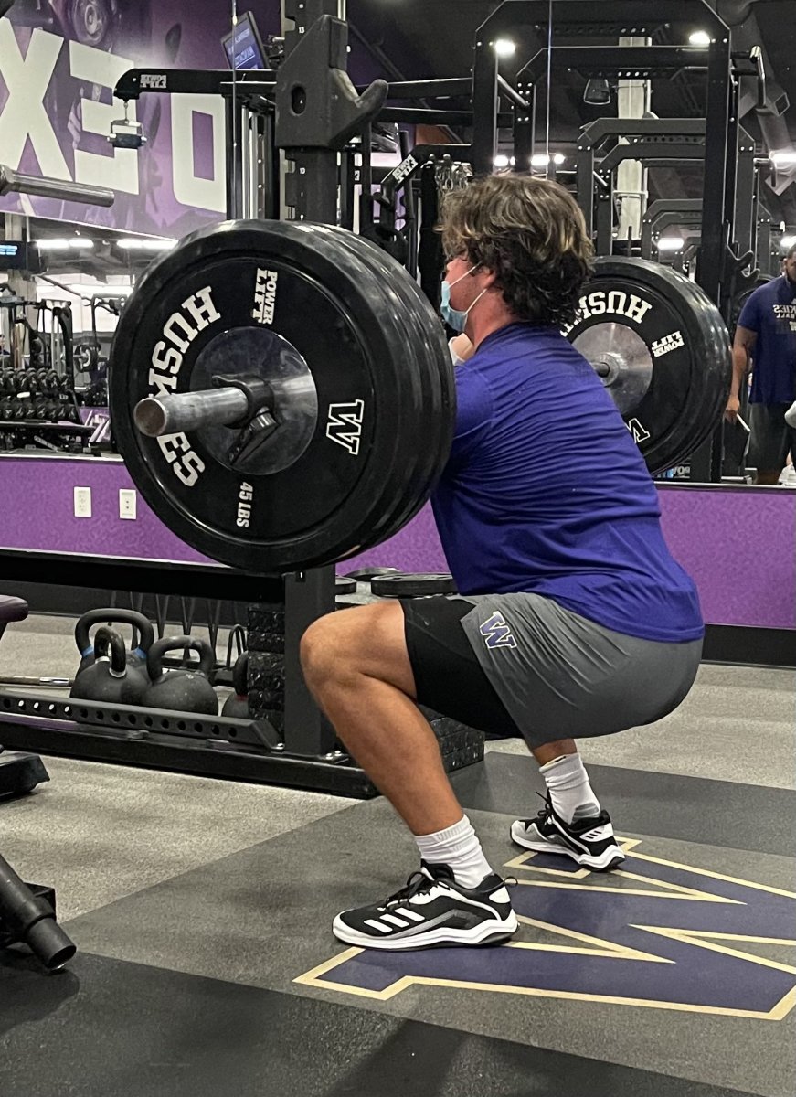 Roger Rosengarten performs the squat.