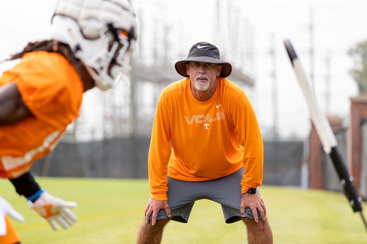 Watch: Willie Martinez Talks Vols DB Room, Fall Camp Progress, More ...