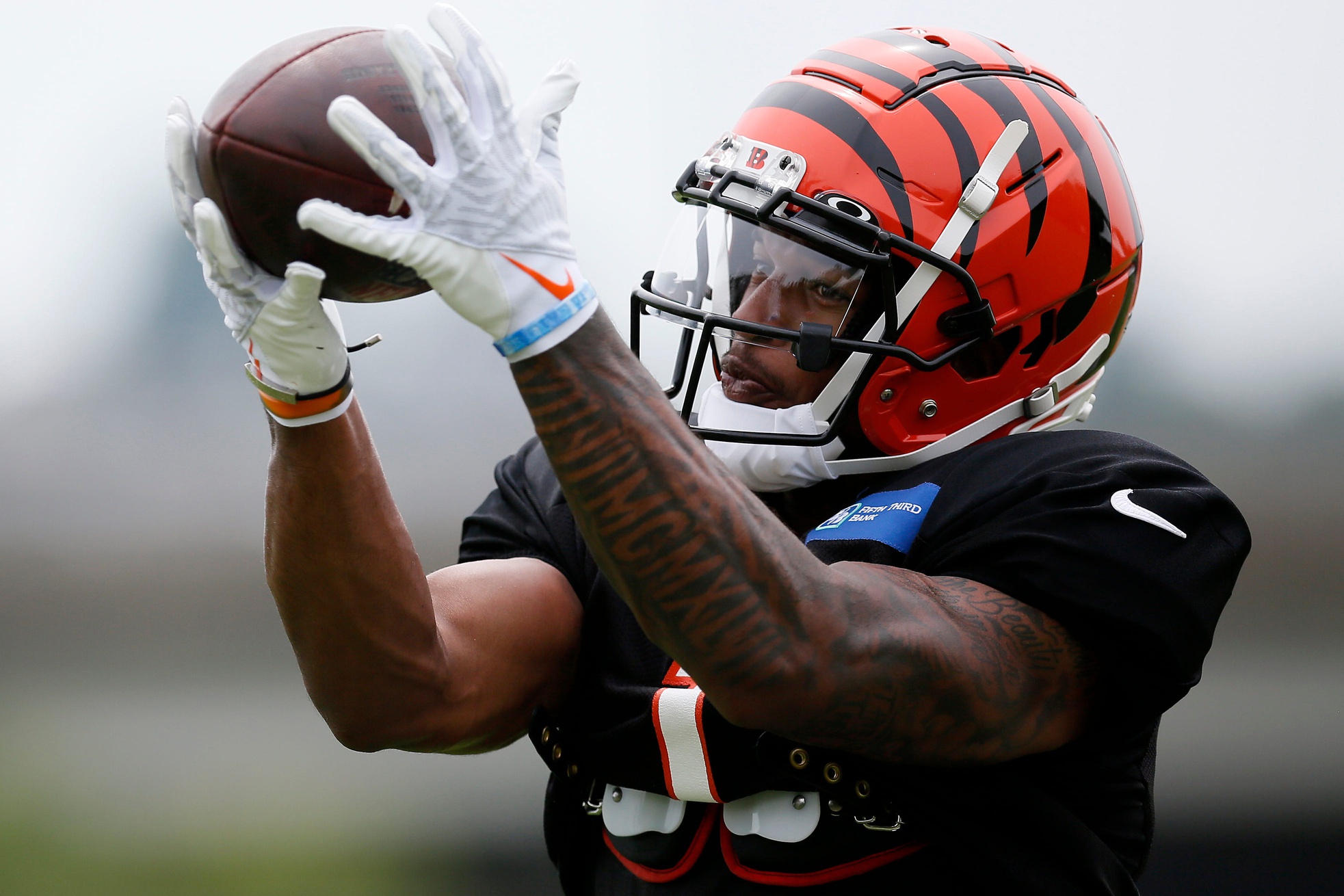 Ja'Marr Chase drops: Bengals rookie details transition to NFL balls -  Sports Illustrated