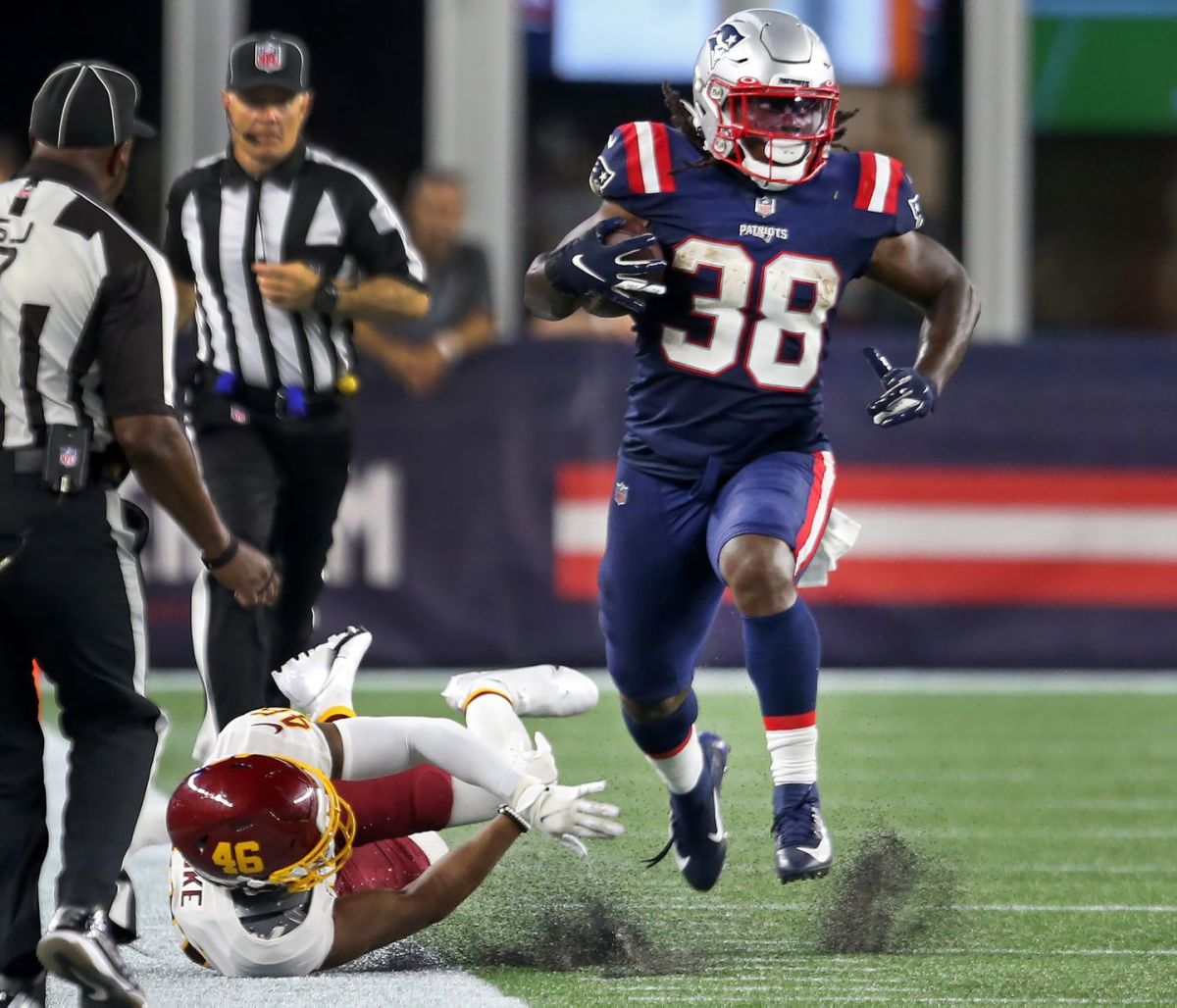 New England Patriots running back Rhamondre Stevenson (38) warms