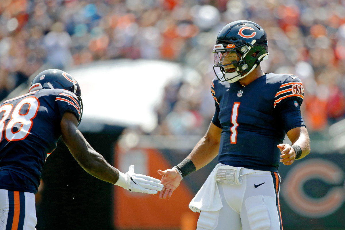 Chicago, IL, USA. 6th Nov, 2022. Chicago Bears quarterback #1 Justin Fields  in action during a game against the Miami Dolphins in Chicago, IL. Mike  Wulf/CSM/Alamy Live News Stock Photo - Alamy