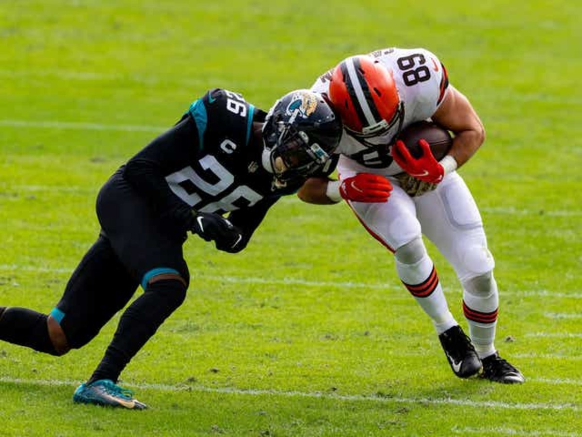 Browns tight end Stephen Carlson displaying multiple skills