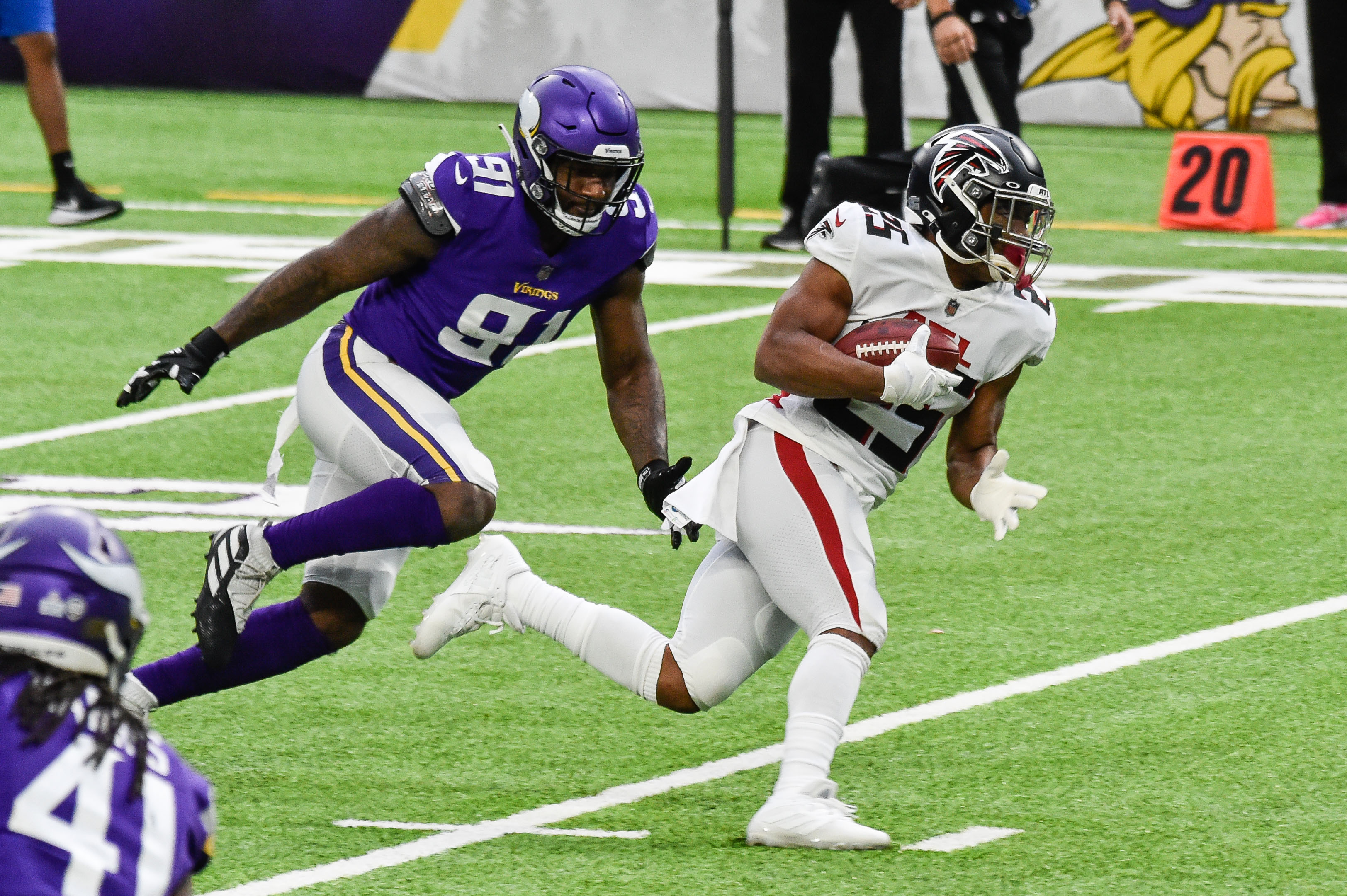 Vikings' roster moves include signing RB Ito Smith, placing DE Janarius