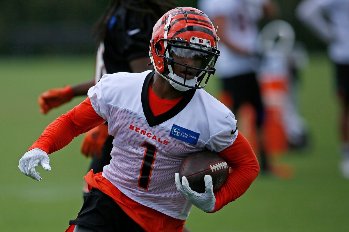 Joe Burrow Connects With Ja'Marr Chase on a Deep Ball, Plus Tee Higgins  Makes One-Handed Catch - Sports Illustrated Cincinnati Bengals News,  Analysis and More