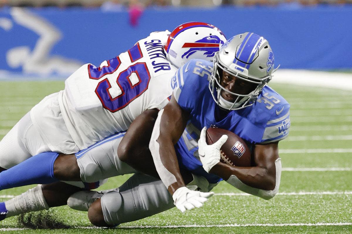 DETROIT, MI - OCTOBER 31: Detroit Lions running back Godwin Igwebuike (35)  runs with the ball