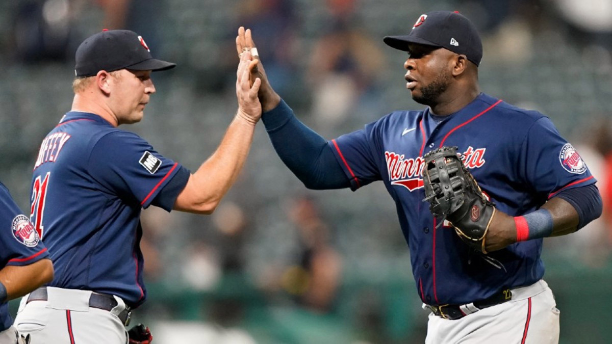 twins-vs-indians-baseball-1