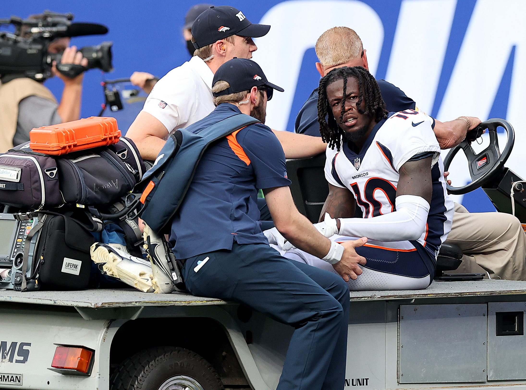 Broncos top receiver Jerry Jeudy carted off field with apparent