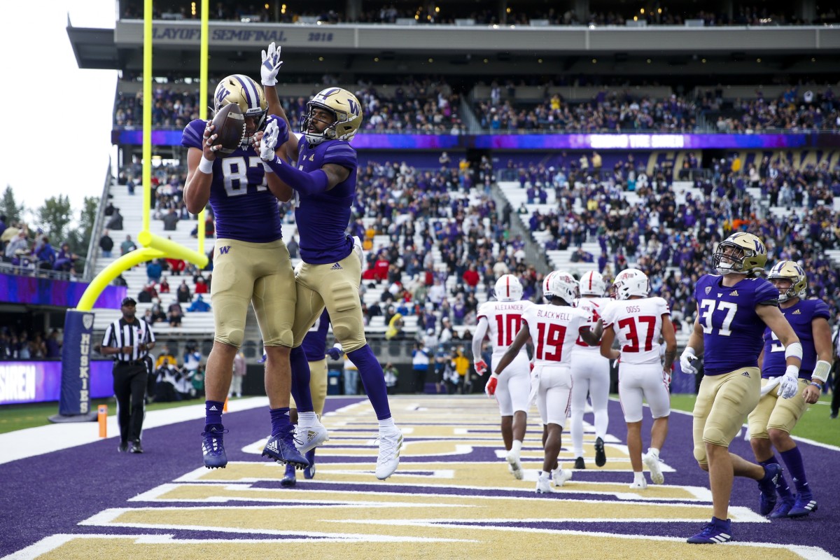 Cade Otton celebrates with Terrell Bynum after scoring the game's first touchdown.