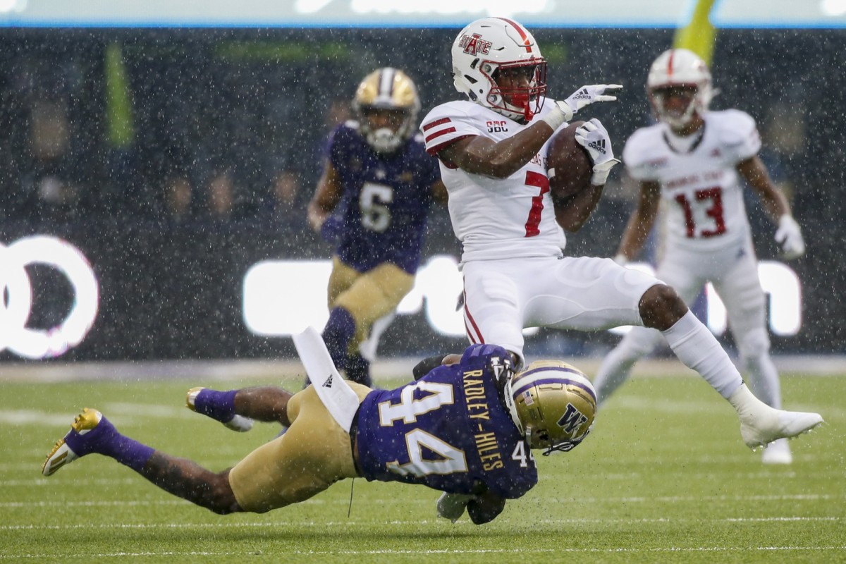 Oklahoma transfer Bookie Radley-Hiles makes a tackle against Arkansas State.