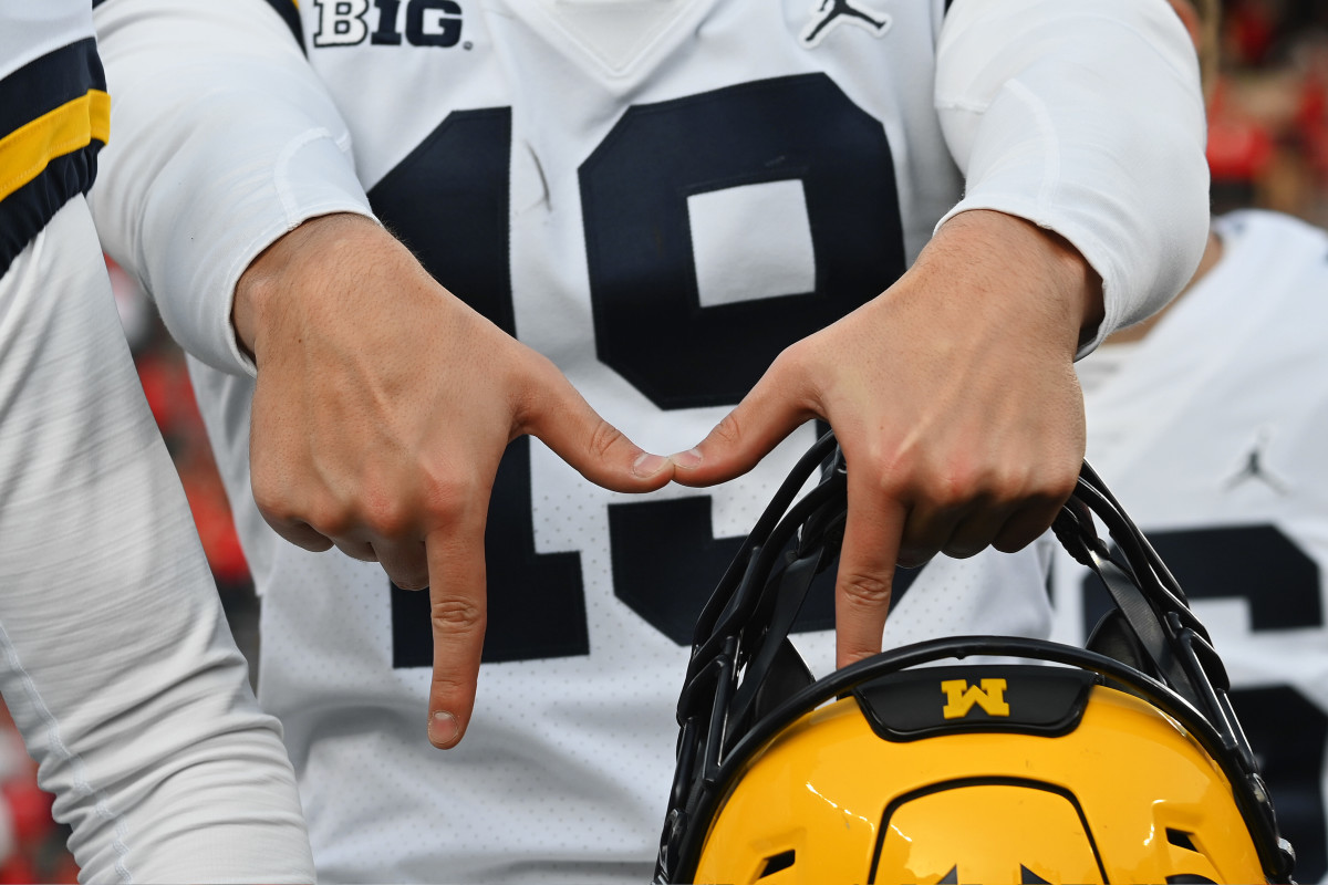 Huge Piece Of Michigan Football Offense Zak Zinter To Return In 2023