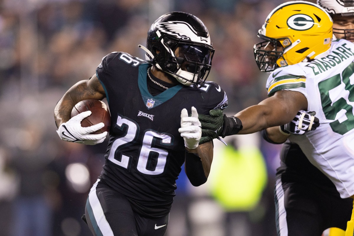 Back in Black: Eagles get new helmets for Packers game