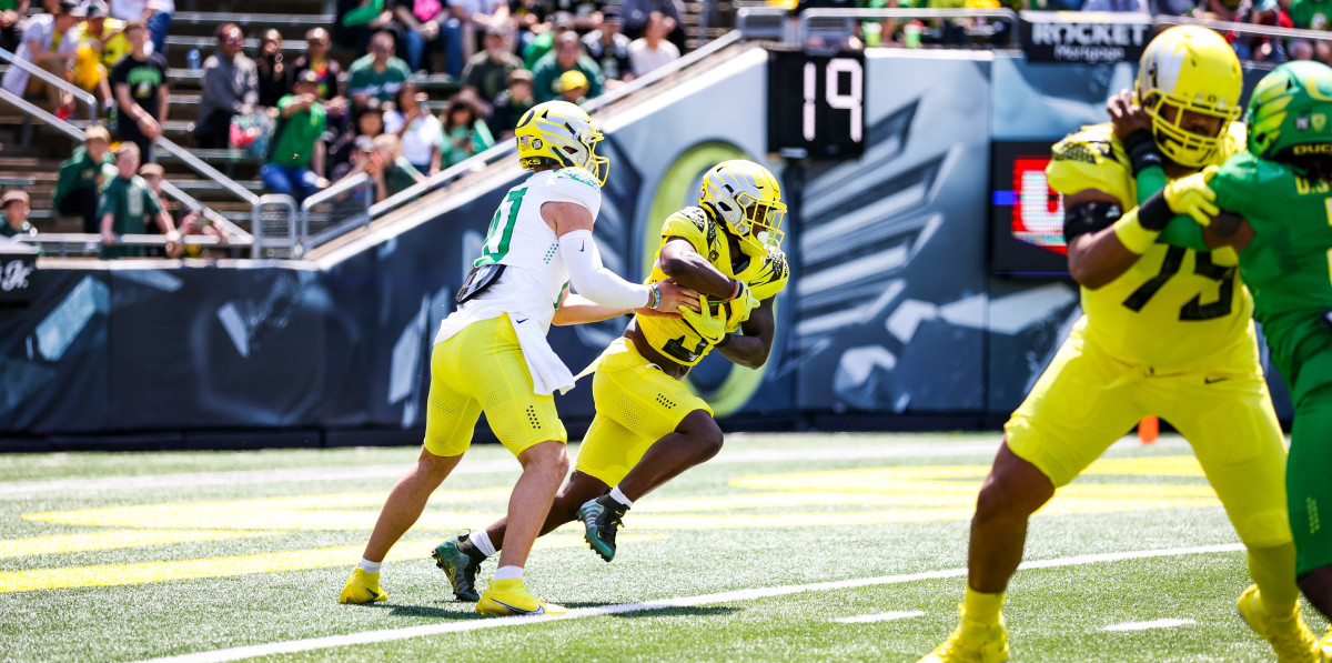 Sean Dollars takes a handoff from Bo Nix during the 2022 Oregon spring game.