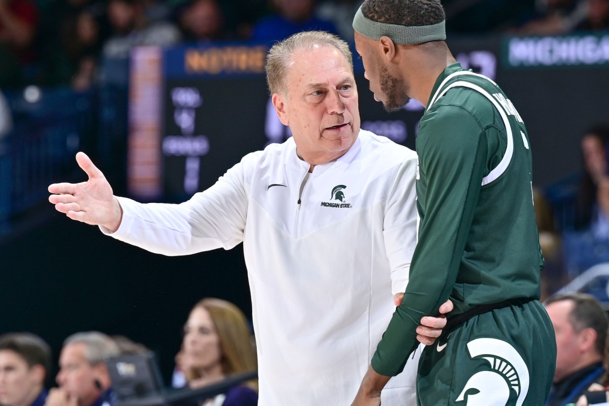 Michigan State coach Tom Izzo talks to guard Tre Holloman (5) in the first half against Notre Dame. (Matt Cashore-USA TODAY Sports)