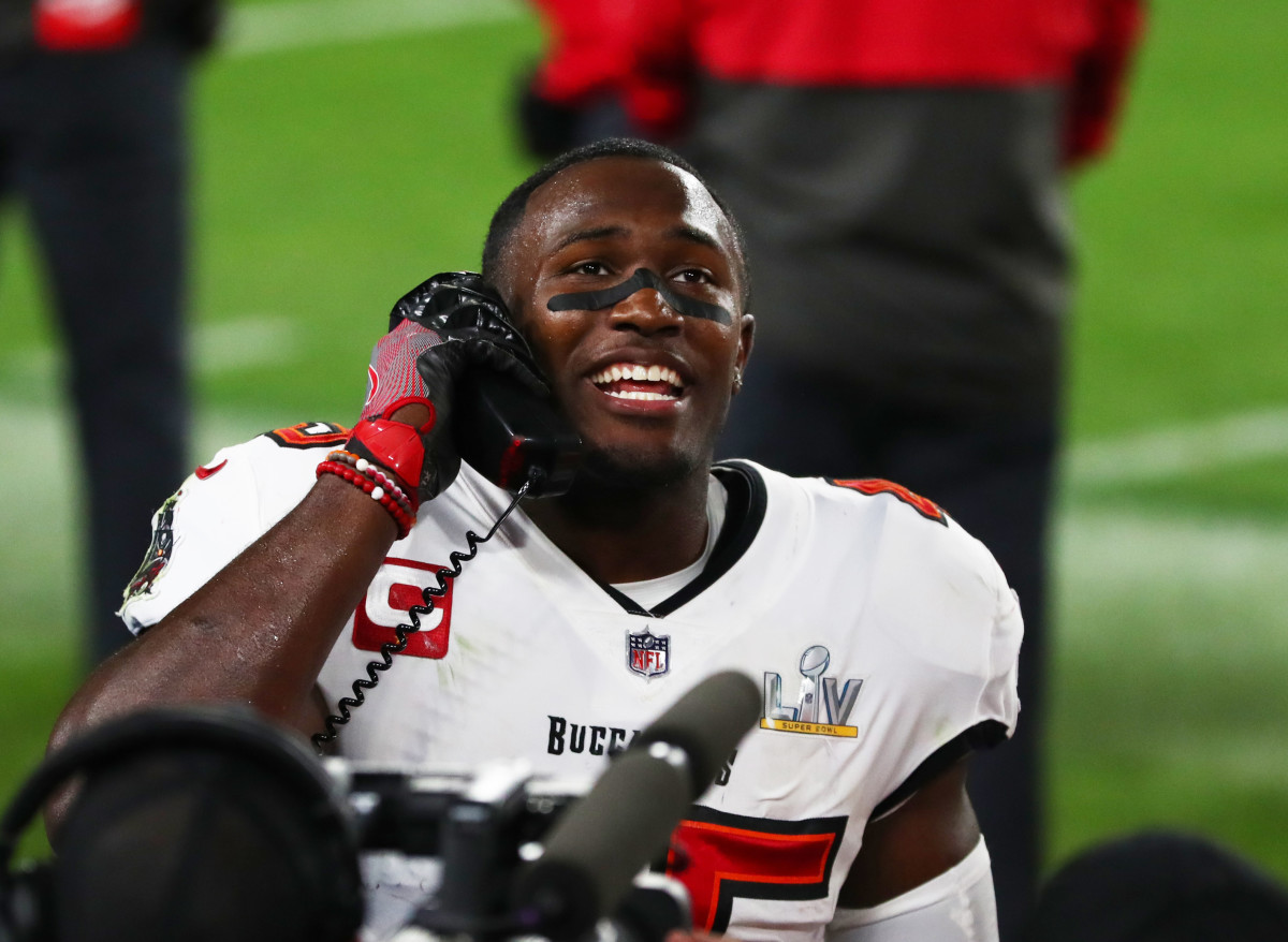 NFL: Devin White, Lavonte David rally Bucs defense over dinner