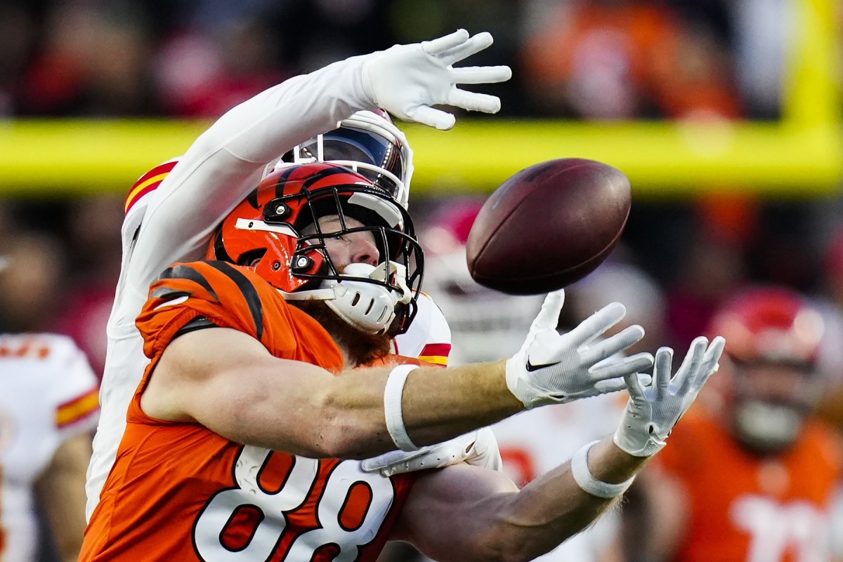 Cincinnati Bengals tight end Hayden Hurst (88) carries the ball during an  NFL football game against the Pittsburgh Steelers, Sunday, Sept. 11, 2022,  in Cincinnati. (AP Photo/Emilee Chinn Stock Photo - Alamy