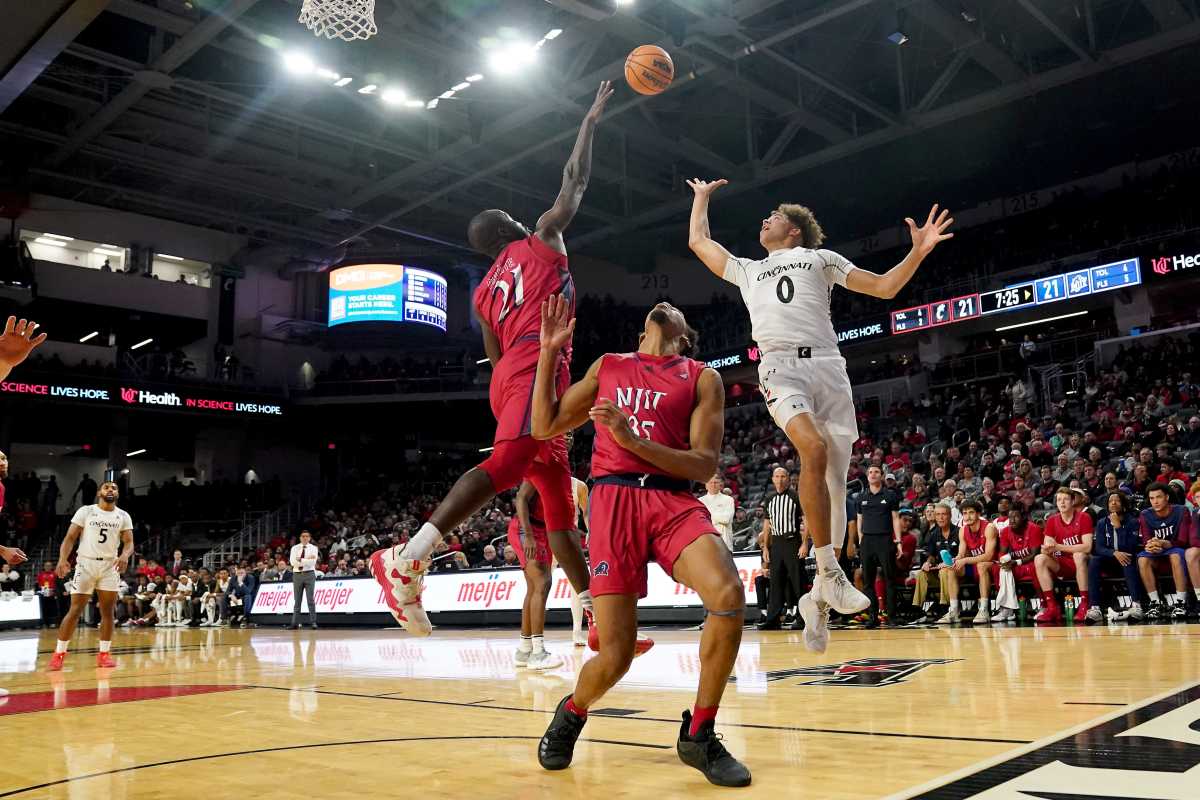 Cincinnati Bearcats guard Daniel Skillings (0) rises to the basket as N.J.I.T Highlanders forward Souleymane Diakite (21) defends in the first half of a college basketball game, Wednesday, Nov. 30, 2022, at Fifth Third Arena in Cincinnati. N J I T Highlanders At Cincinnati Bearcats Nov 30 0127