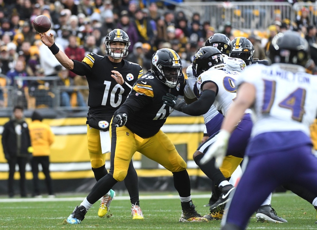 Kenny Pickett Injured as Pittsburgh Steelers Drop Defensive Battle to
