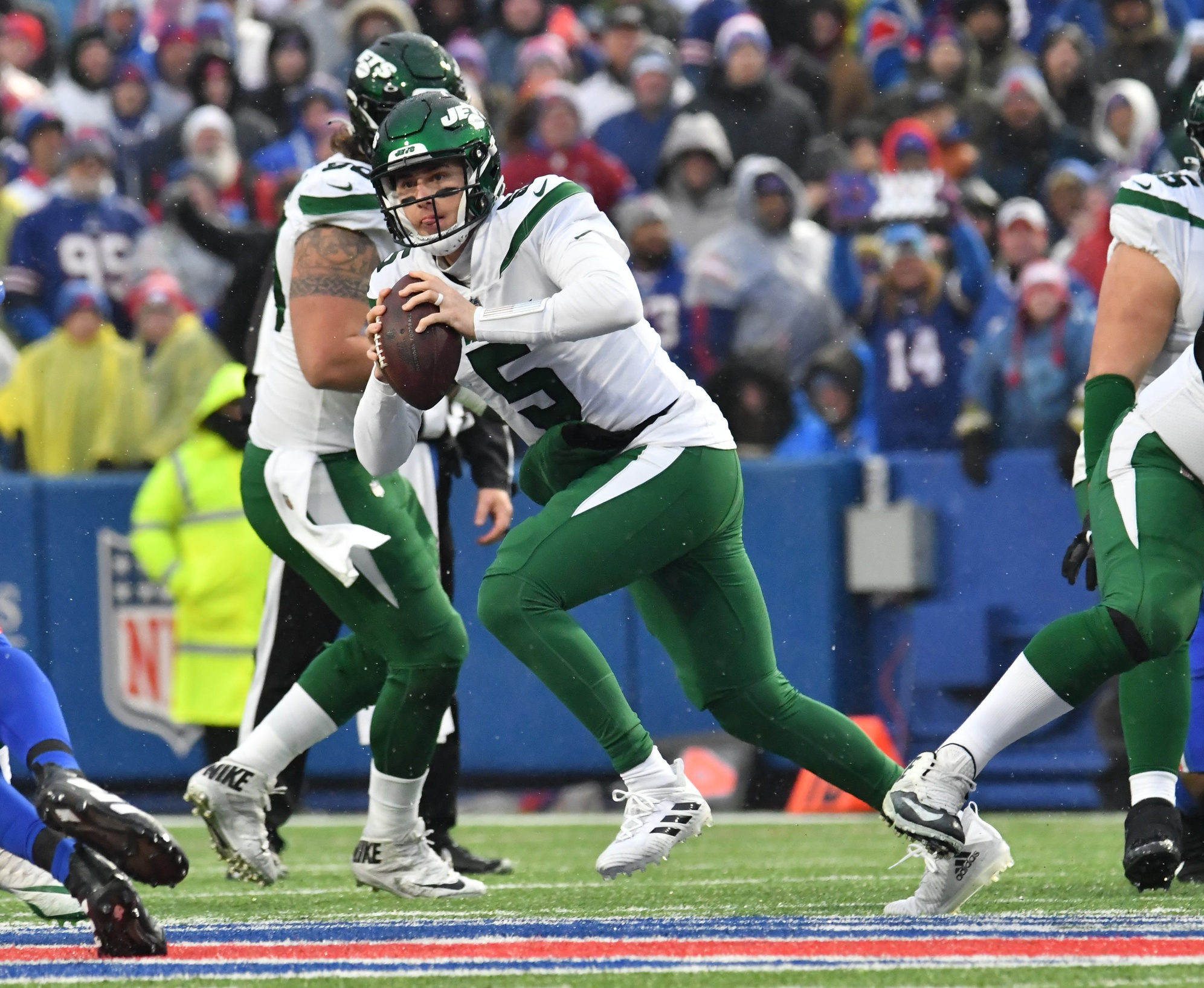 Mike White injury: Jets QB leaves game vs. Bills after hit to midsection 