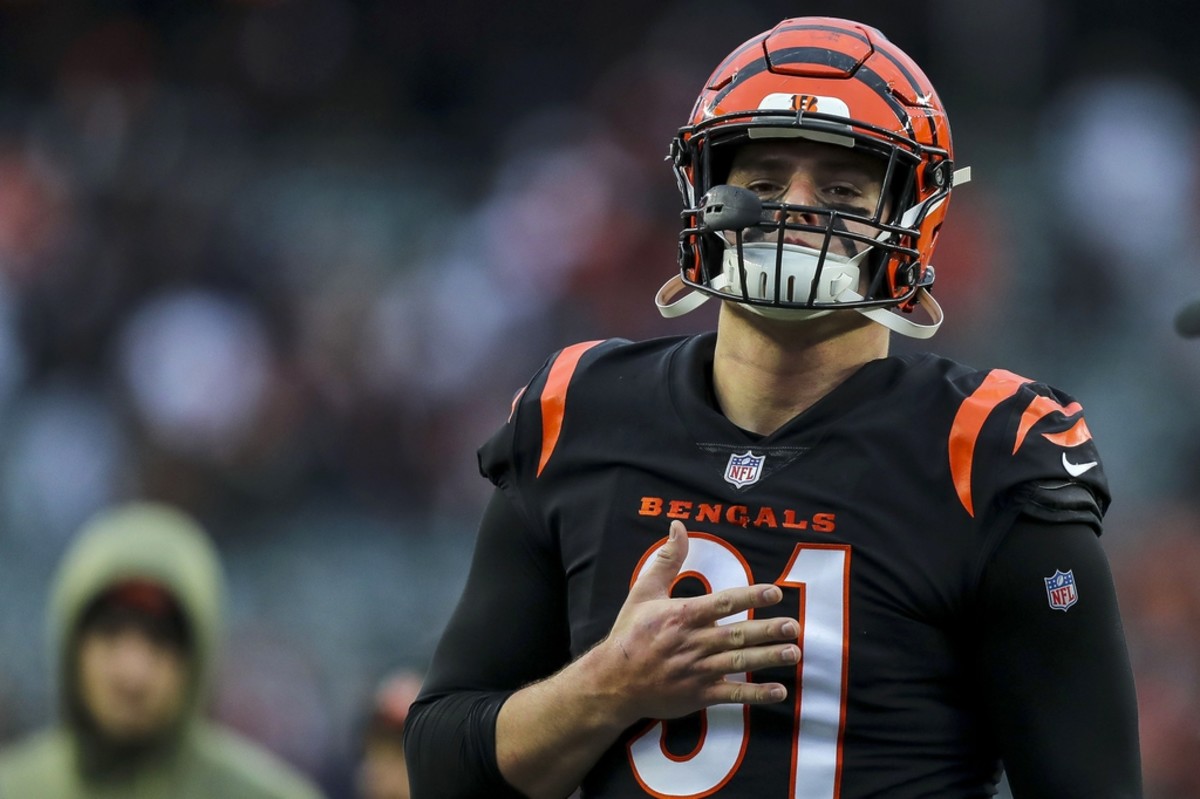 Bengals defensive end Trey Hendrickson extends sack streak, hurts back