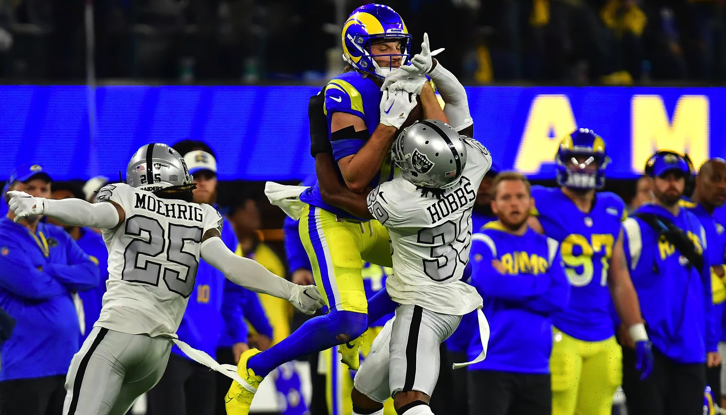 Ben Skowronek of the Los Angeles Rams makes a reception against Nate  News Photo - Getty Images