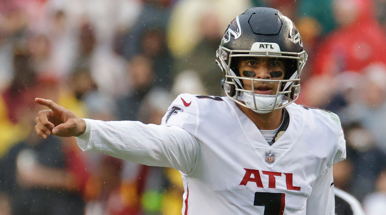 EAST RUTHERFORD, NJ - AUGUST 22: Atlanta Falcons quarterback Marcus Mariota  (1) rolls out during the National Football League game between the New York  Jets and the Atlanta Falcons on August 22