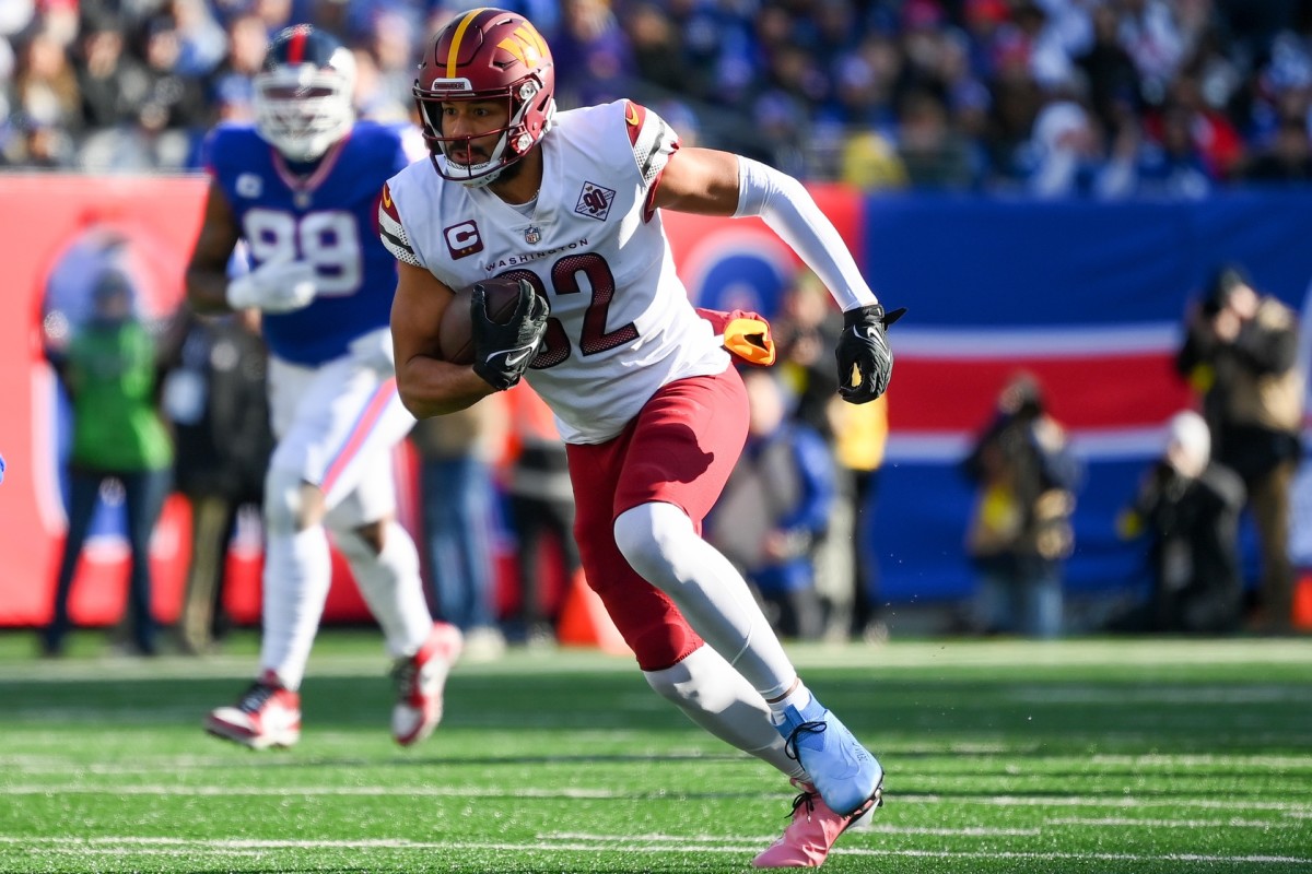 LANDOVER, MD - DECEMBER 18: New York Giants defensive back Cor'Dale Flott  (28) peeks into the backfield during the New York Giants game versus the  Washington Commanders on December 18, 2022, at