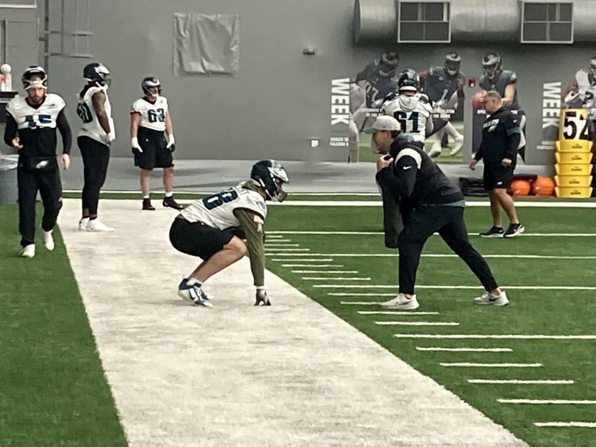 Dallas Goedert leads the tight end drills at Eagles practice on Dec. 15, 2022