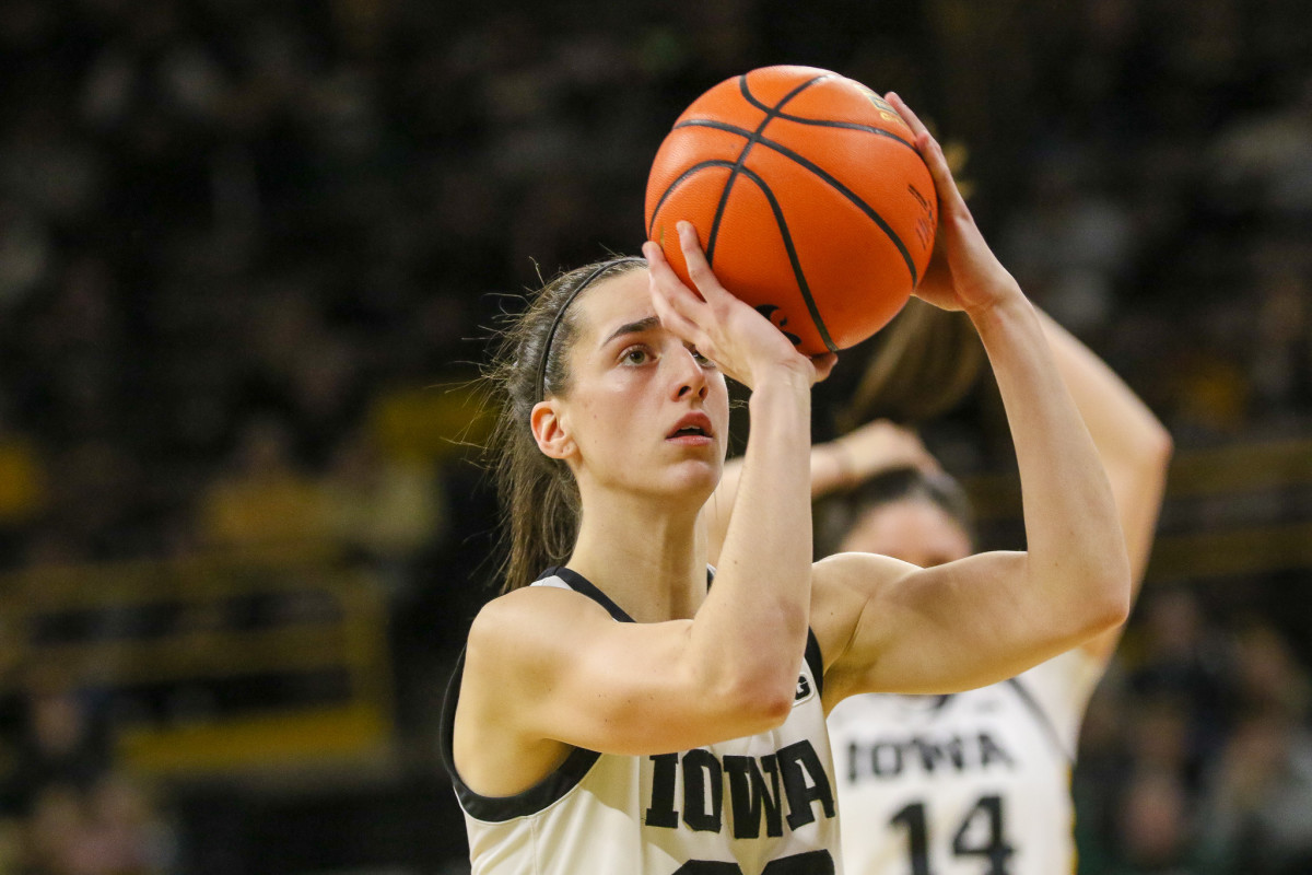 Caitlin Clark Captures Naismith Trophy - Sports Illustrated Iowa Hawkeyes  News, Analysis and More