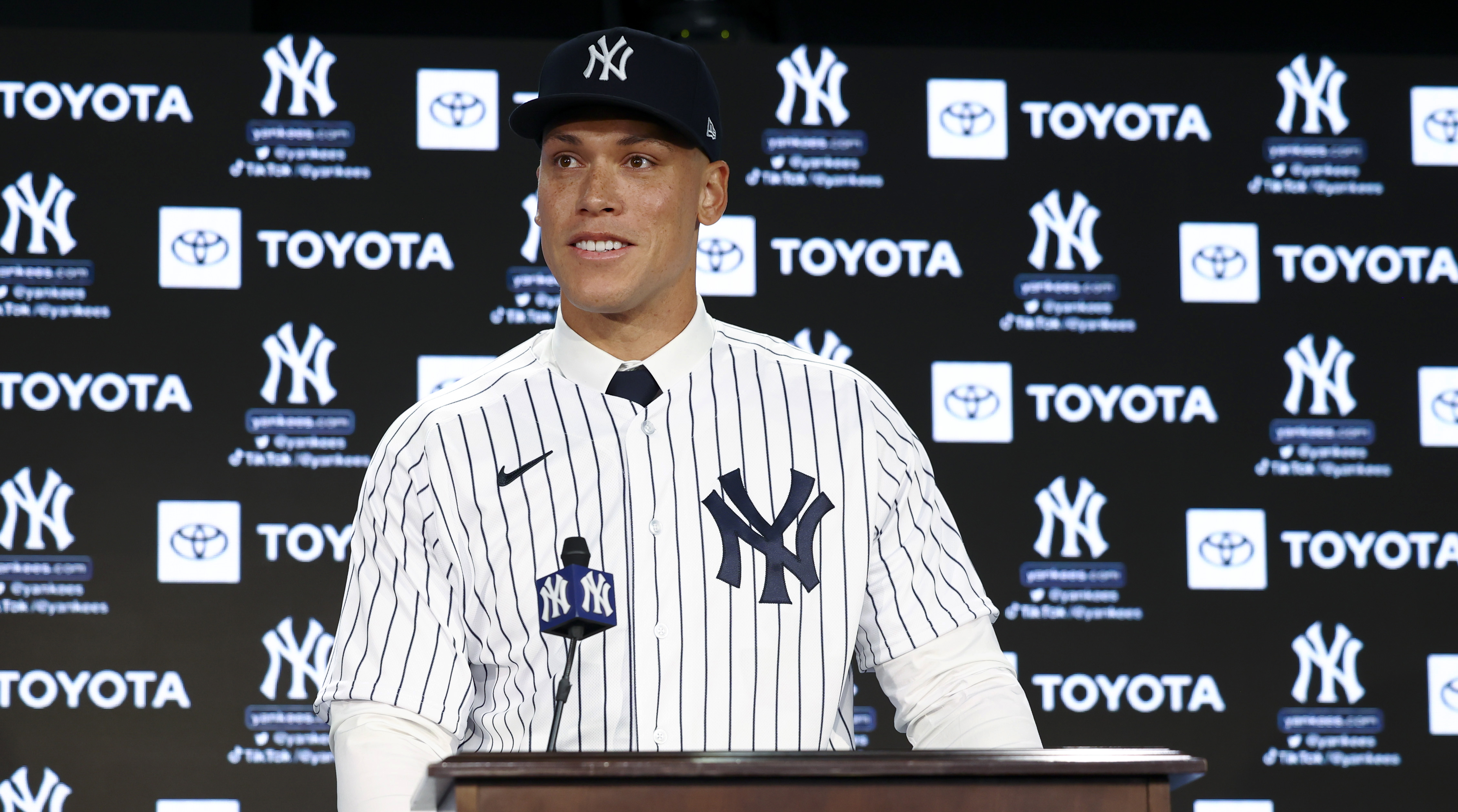 Emotional Yankees' Aaron Boone abruptly leaves press conference