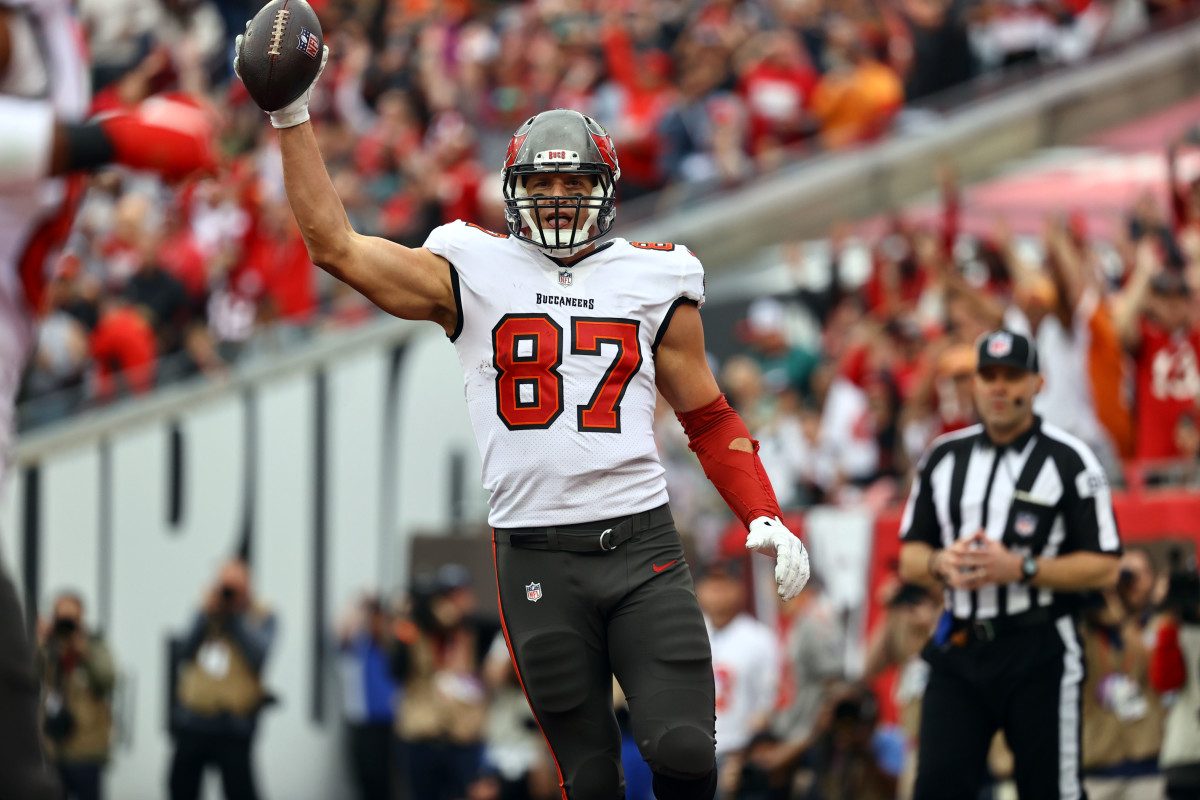 Bucs opt for committee of tight ends in post-'Gronk' era