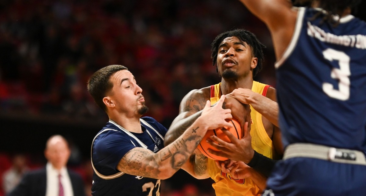 Maryland guard Hakim Hart (13) makes a move to the basket though St. Peter's defenders. (Tommy Gilligan-USA TODAY Sports)