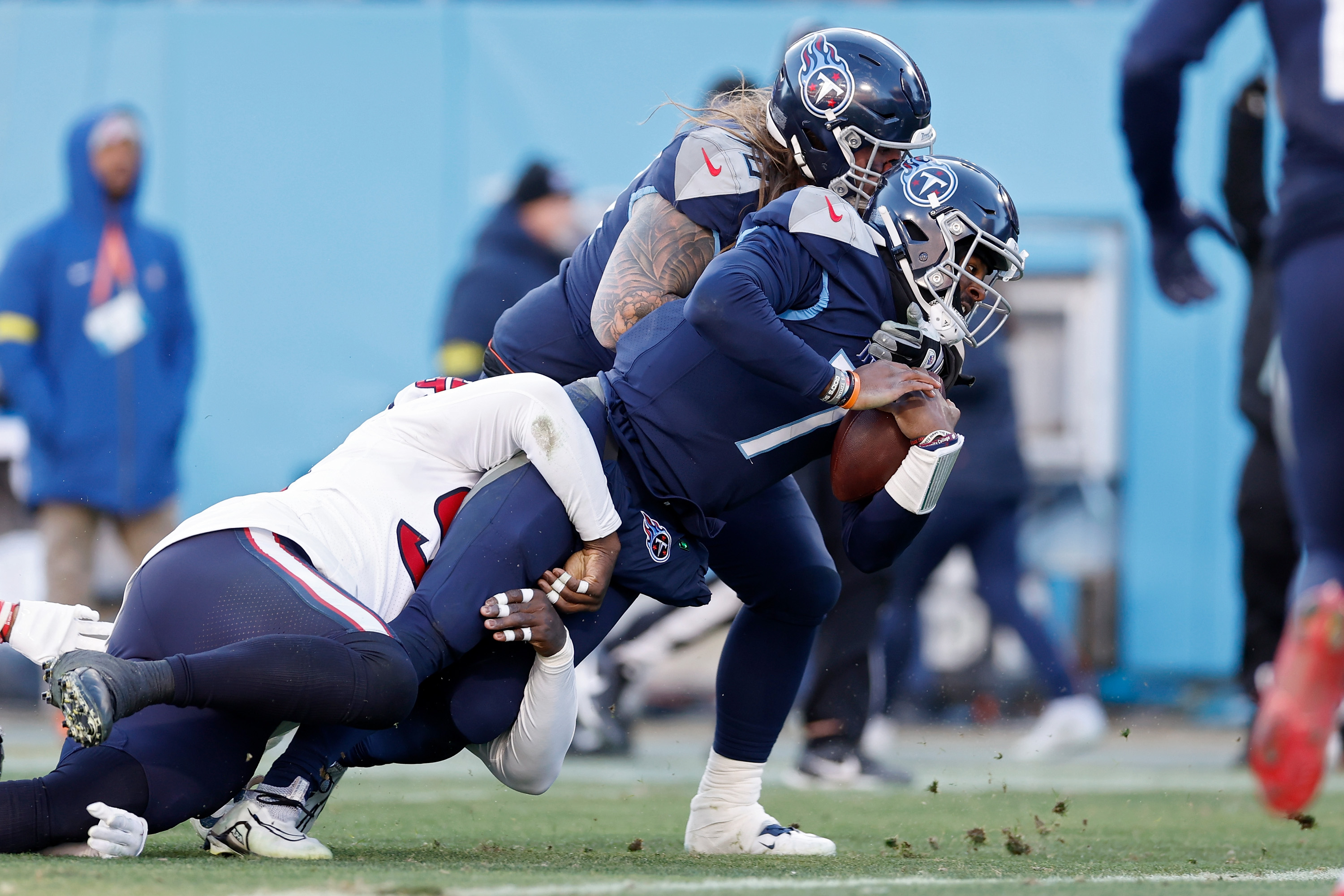 Texans finally close out game in 19-14 win over Titans