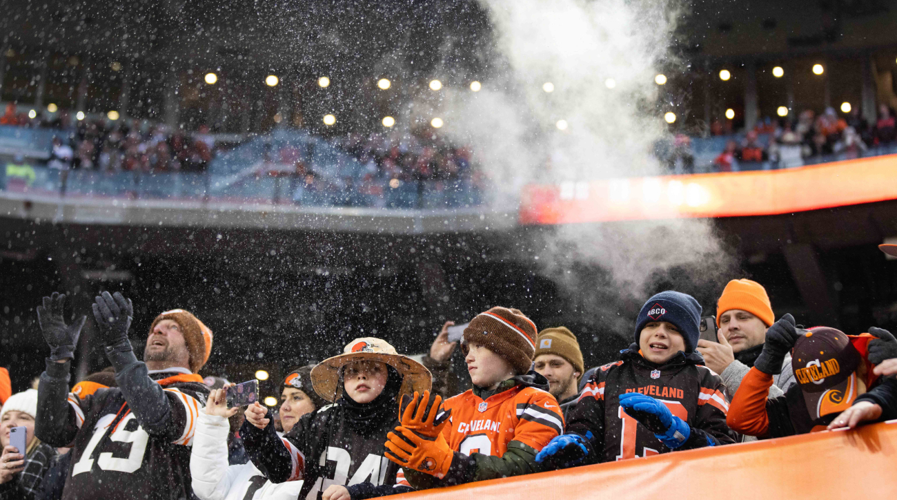 Browns fans braving dangerous cold to see team play on Christmas Eve