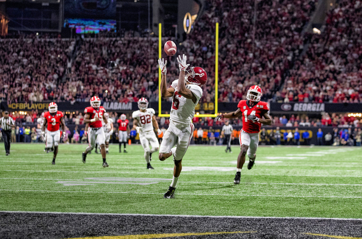 DeVonta Smith catches a pass from Tua Tagovailoa