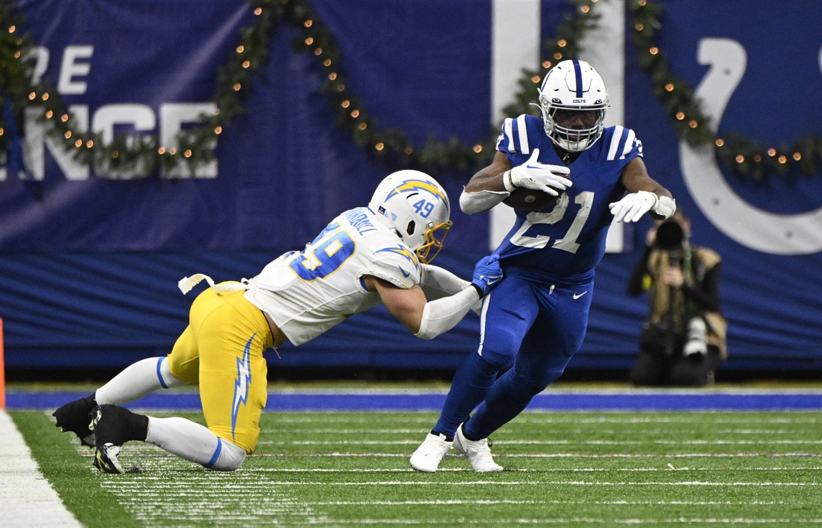 Indianapolis, Indiana, USA. 26th Dec, 2022. Indianapolis Colts tight end  Jelani Woods (80) catches the ball as Los Angeles Chargers defensive back  Michael Davis (43) defends during NFL game in Indianapolis, Indiana.