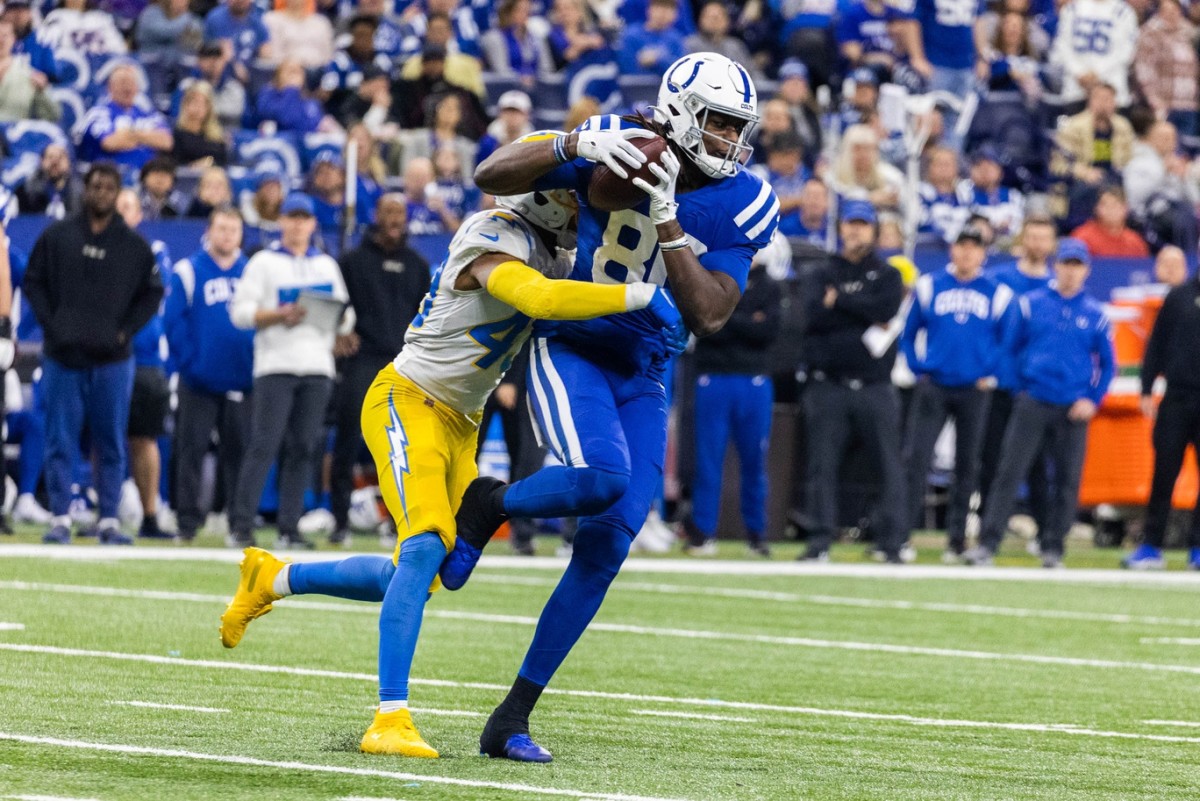 Indianapolis, Indiana, USA. 26th Dec, 2022. Indianapolis Colts tight end  Jelani Woods (80) catches the ball as Los Angeles Chargers defensive back  Michael Davis (43) defends during NFL game in Indianapolis, Indiana.