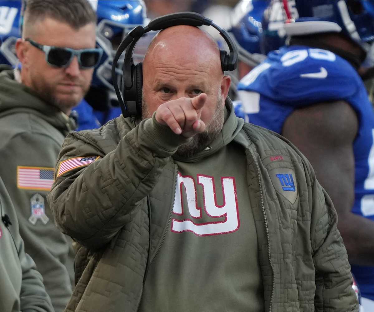 Head coach Brian Daboll cheers on his defense in the second half. The Houston Texans at the New York Giants in a game played at MetLife Stadium in East Rutherford, NJ on November 13, 2022. The Houston Texans Face The New York Giants In A Game Played At Metlife Stadium In East Rutherford Nj On November 13 2022