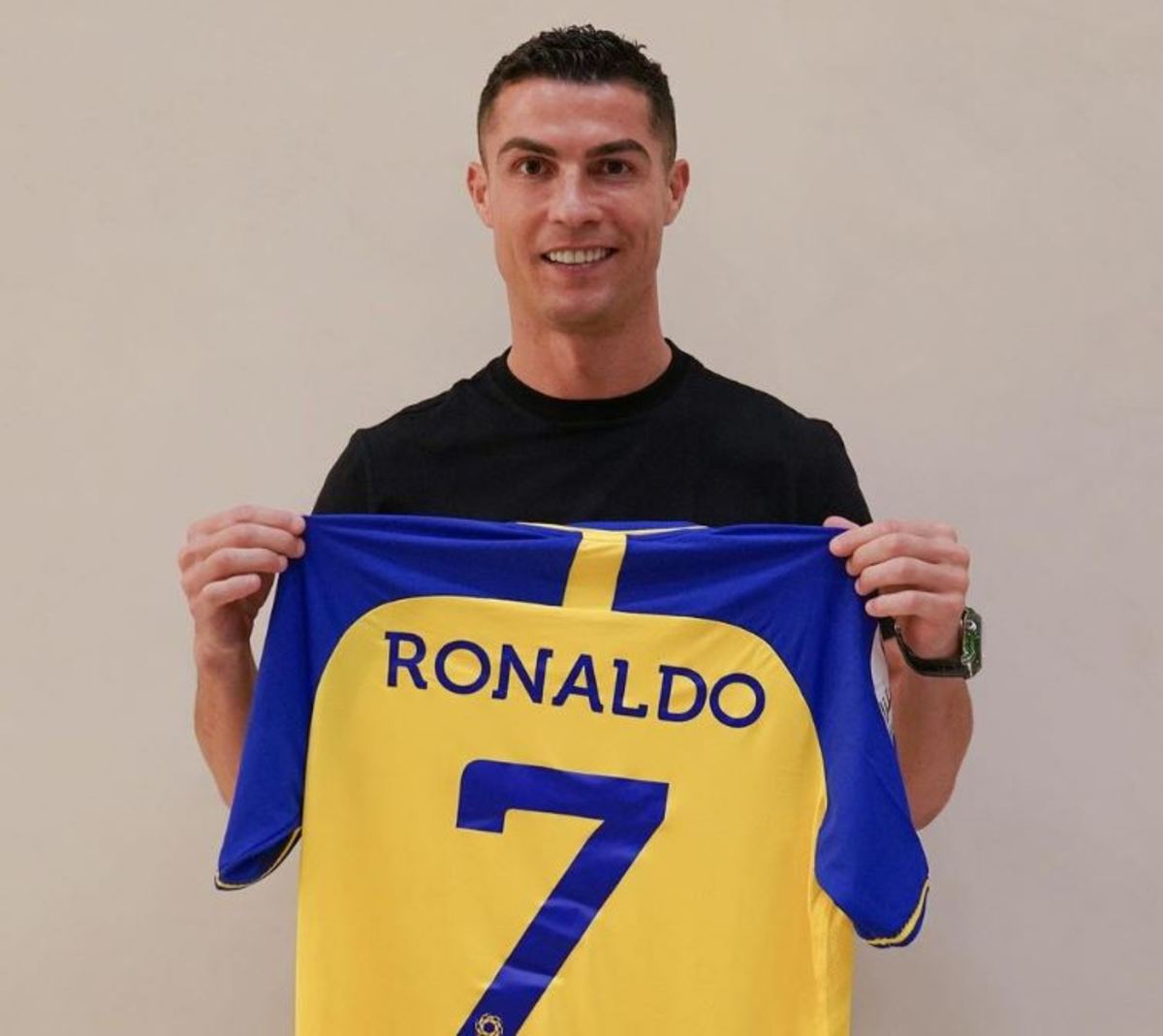 Cristiano Ronaldo holds Al Nassr no7 jersey after contract signed - Futbol  on FanNation