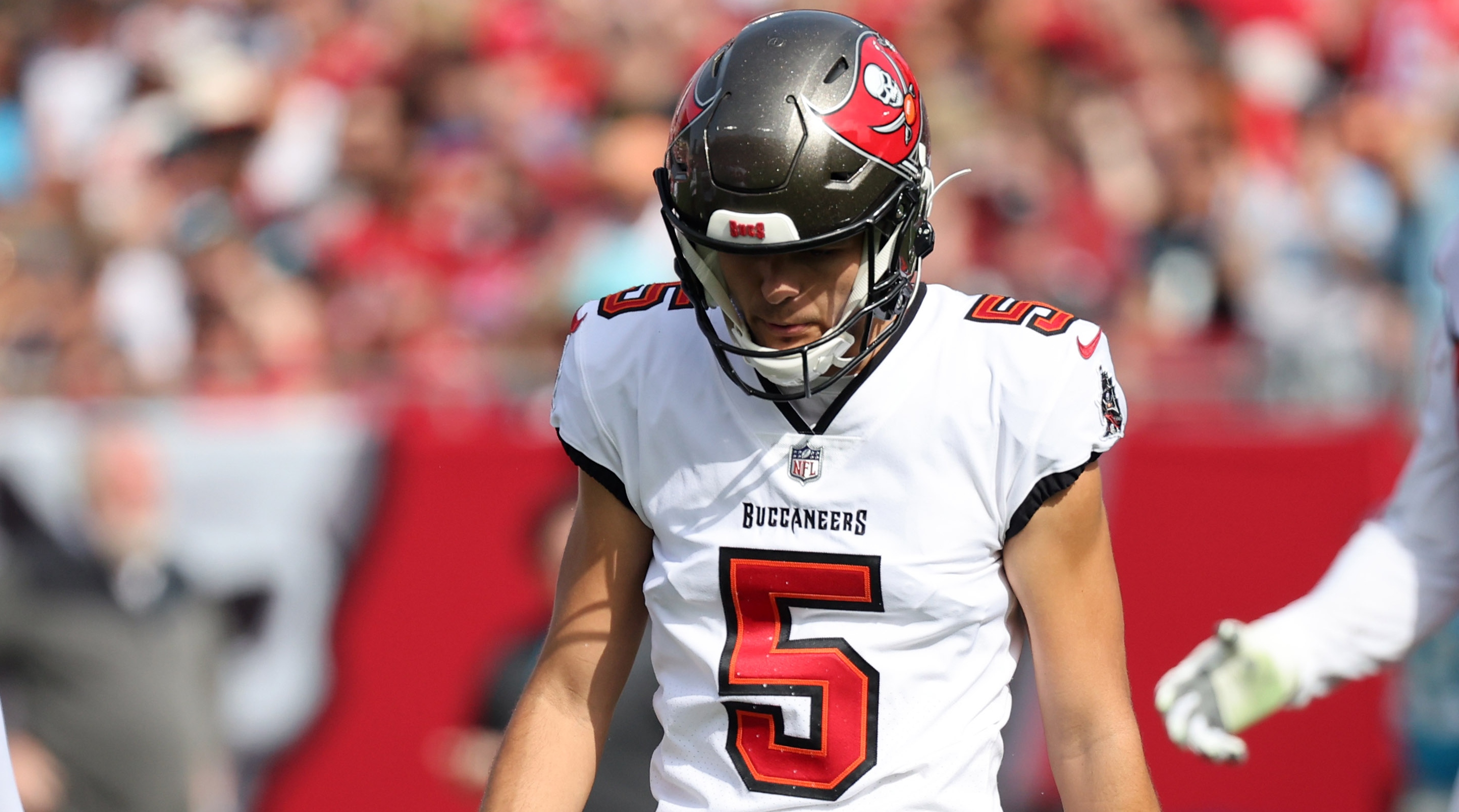 Bucs rookie Jake Camarda clangs punt off AT&T Stadium Jumbotron