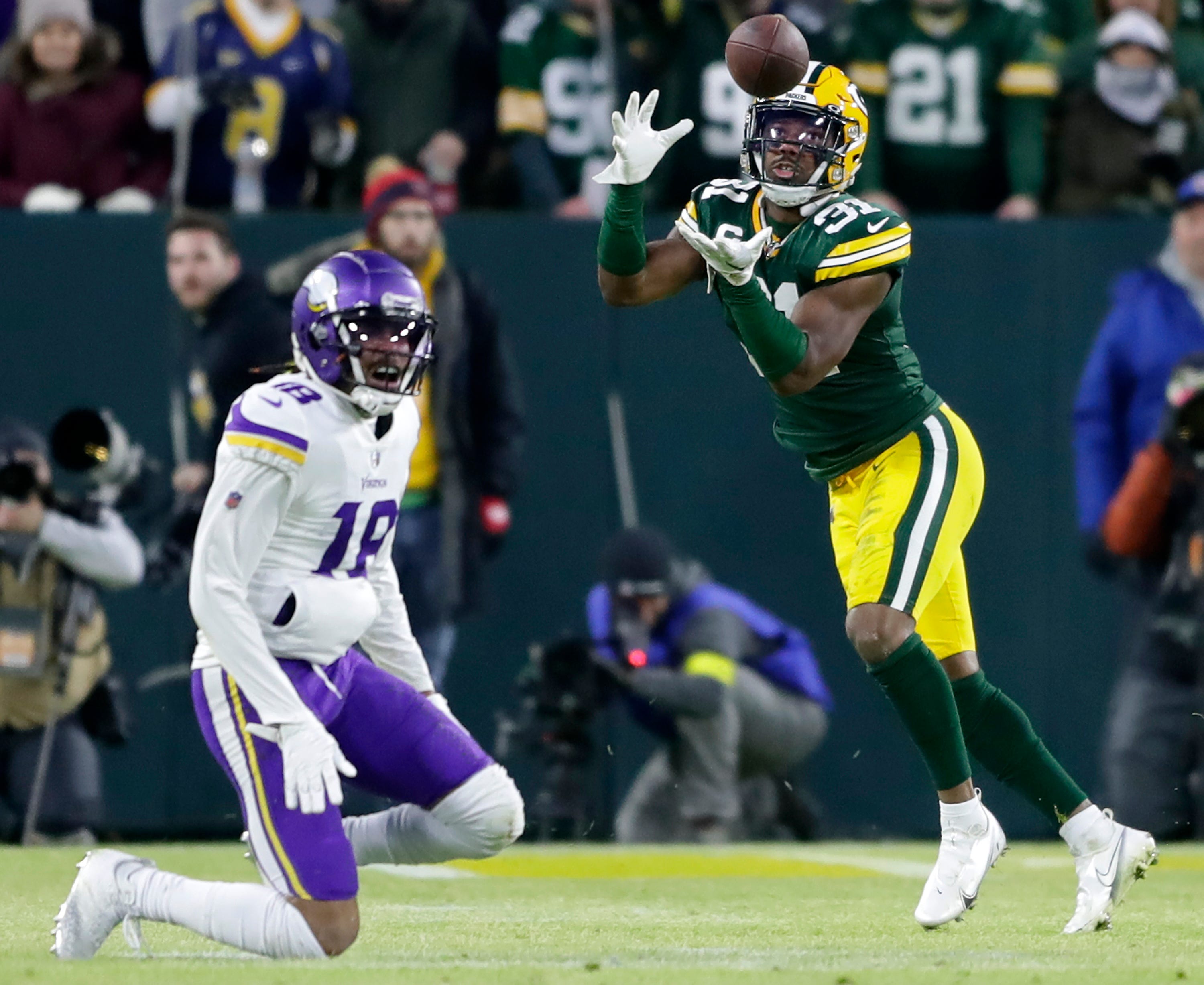 Packers annihilate Vikings at Lambeau Field, create win-and-in