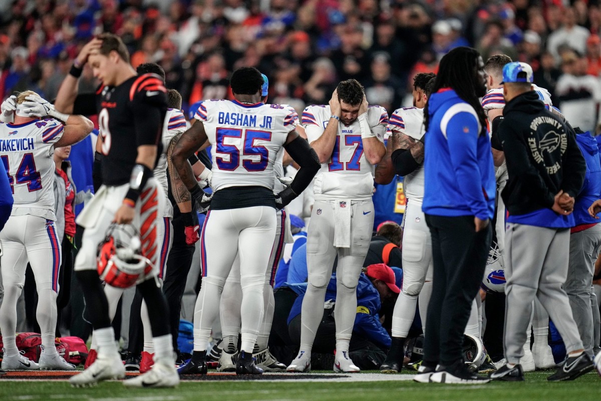 Bills quarterback Josh Allen and Bengals quarterback Joe Burrow react to the Damar Hamlin collapse during their matchup in Week 17.