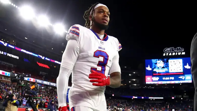 Pats pay tribute to Hamlin on field at Gillette Stadium