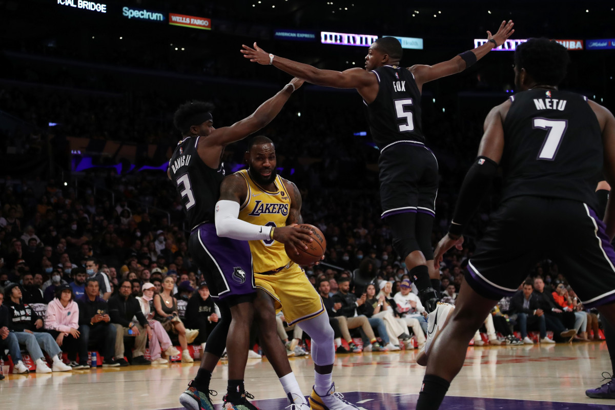 Lakers' LeBron James (ankle) sits out against Spurs; questionable