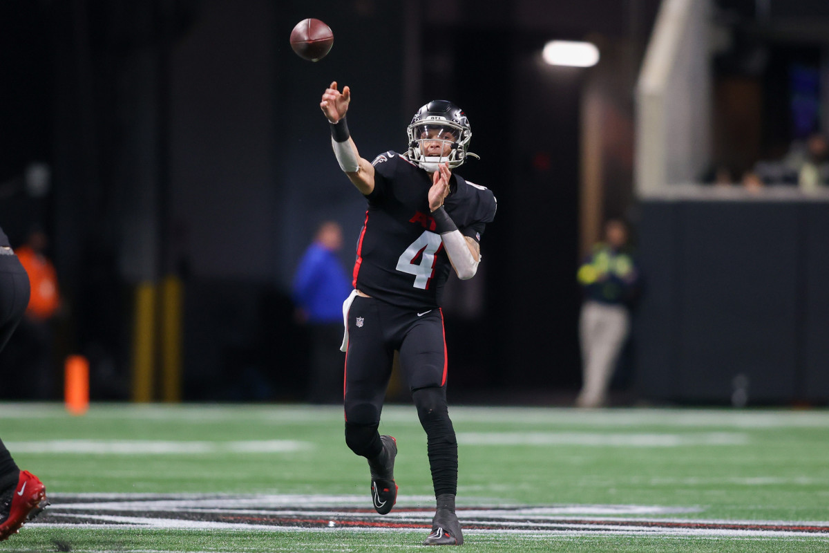 Atlanta Falcons Quarterback Desmond Ridder Plays Best NFL Game In Season  Finale, Scores First Two Career Touchdowns - All Bearcats