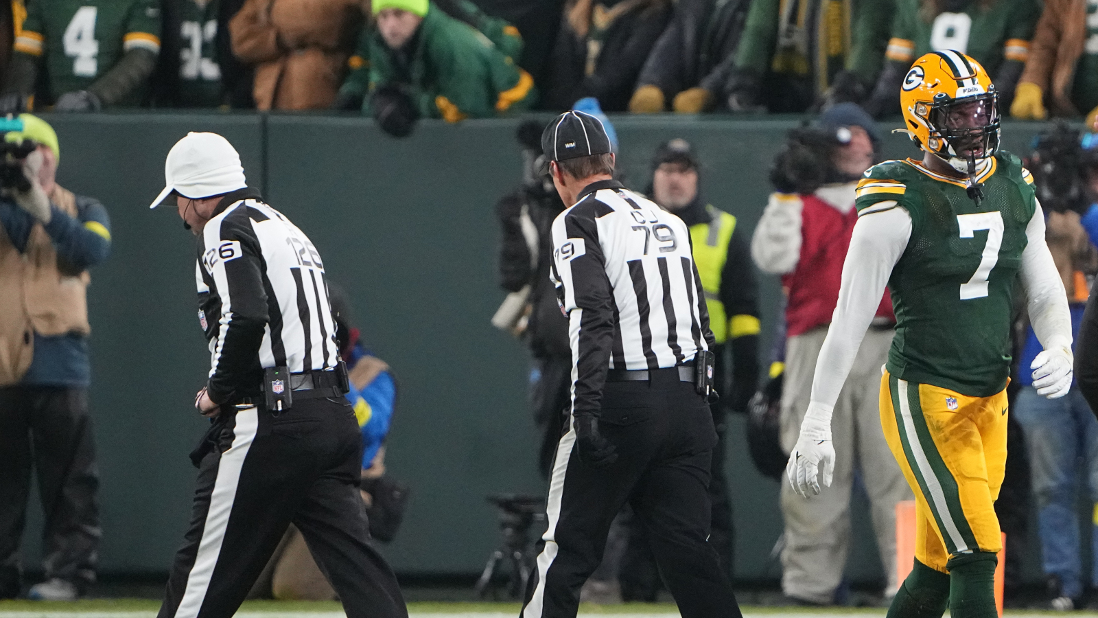 Packers linebacker apologizes for shoving Detroit Lions trainer during  injury stoppage