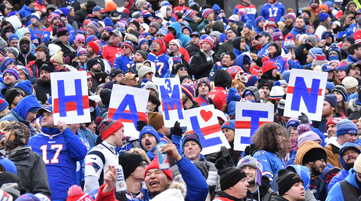 Bills fans hold signs supporting Damar Hamlin in Week 18