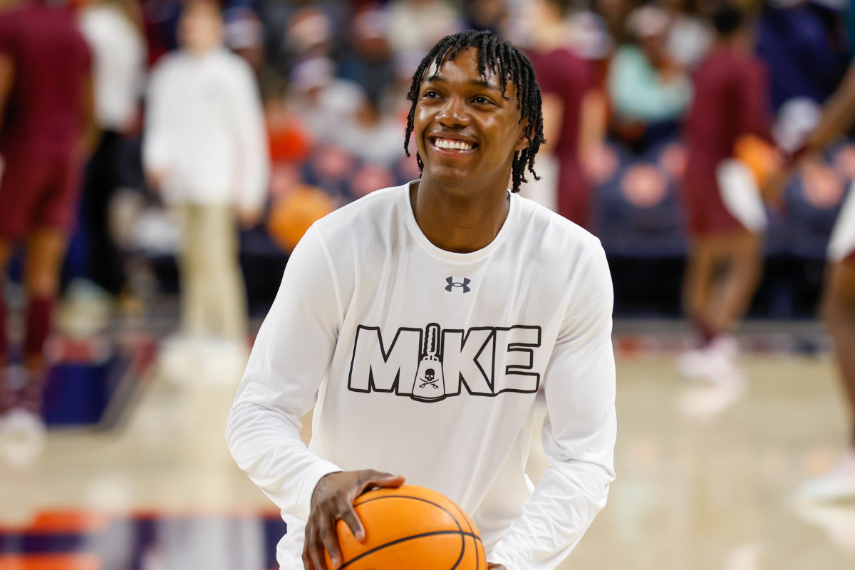 Jalen Harper pregame before Auburn vs Mississippi State.