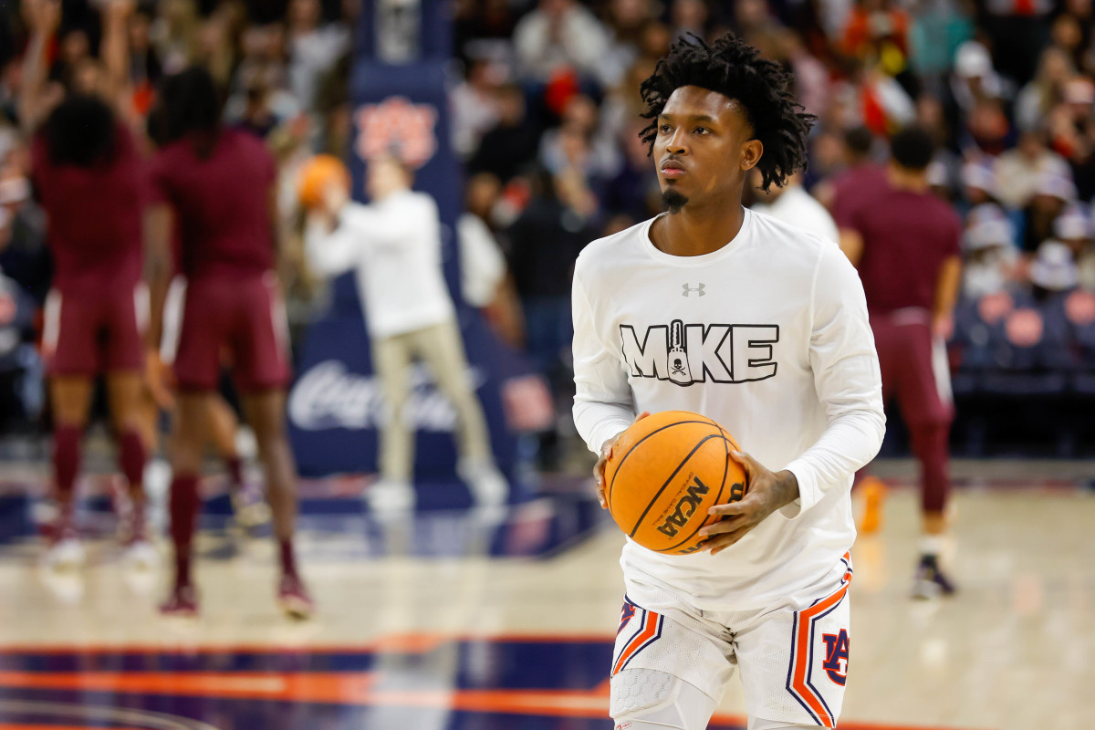 Zep Jasper pregame before Auburn vs Mississippi State.